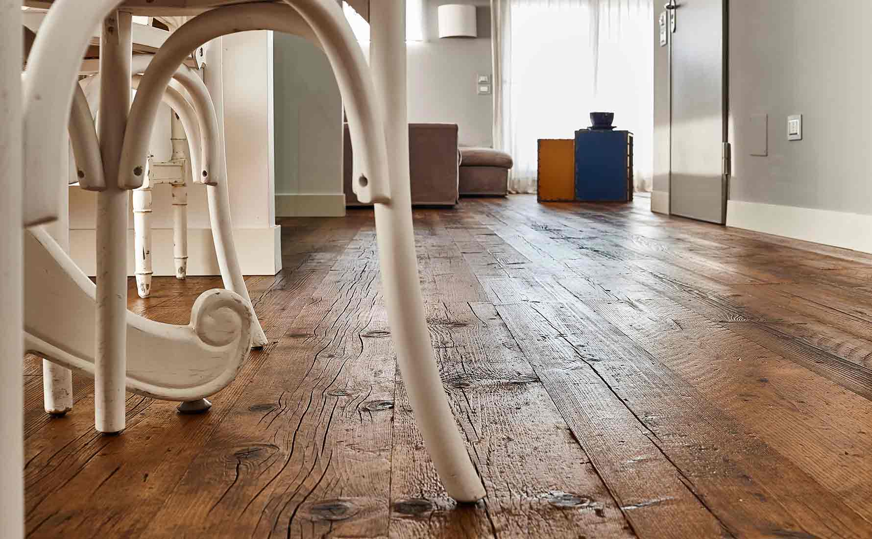 DELBASSO_collezione_Bottega_parquet_abete_di_recupero_2 Dettaglio pavimento con parquet in abete di recupero collezione Bottega