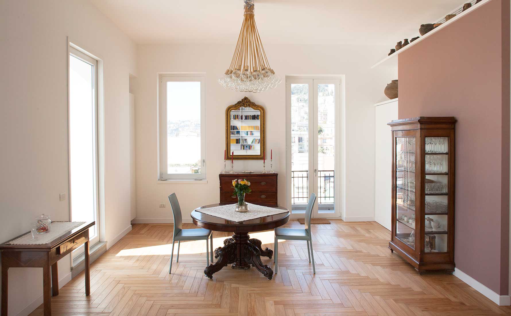 Stanza arredata con parquet teak massello collezione Bottega