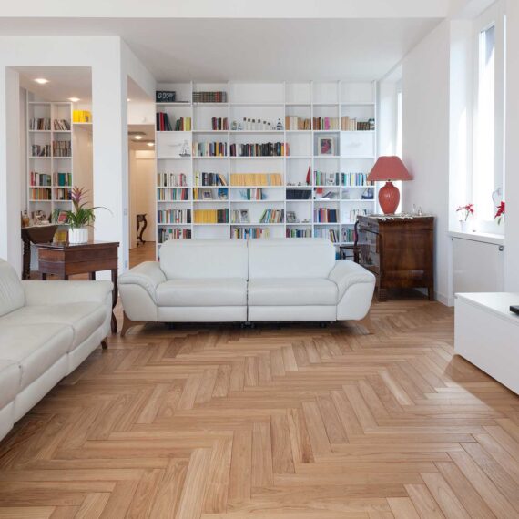 Salone arredato con parquet teak massello collezione Bottega