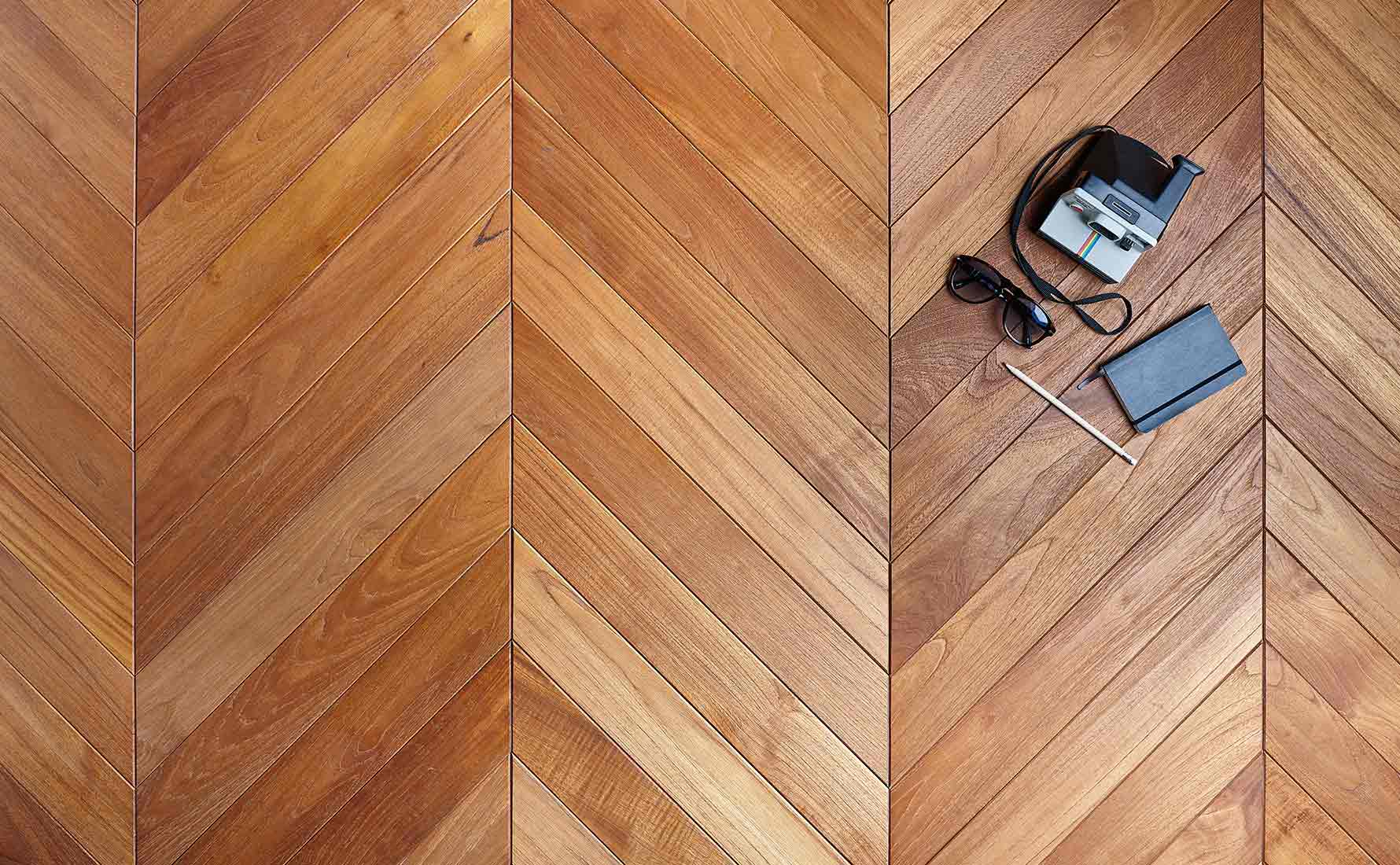 Dettaglio parquet teak massello collezione Bottega