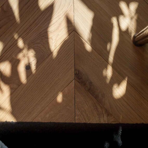 Primo piano parquet in quercia francese spina 45°